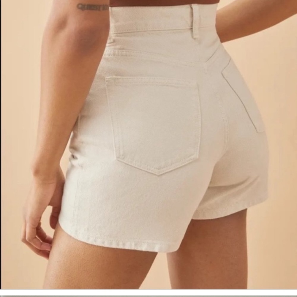 NWOT REFORMATION AMY BUTTON FLY HIGH RISE JEAN DENIM SHORTS BONE WASH Size 29 - Picture 3 of 15